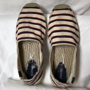 SOLUDOS.  12.  Men’s stripe slipper.